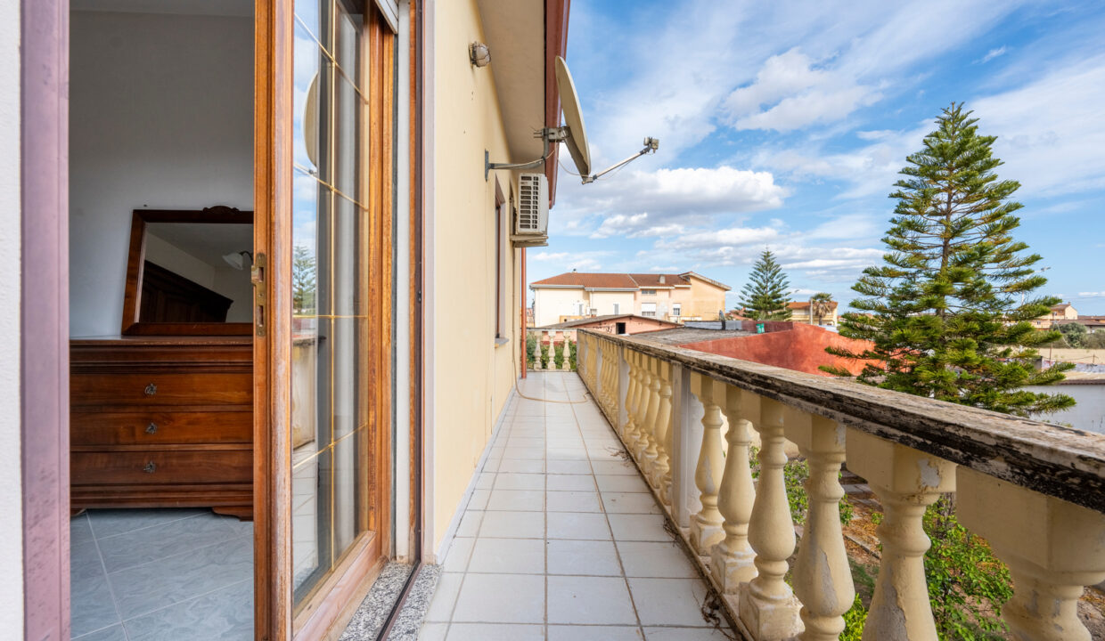 reunion-immobiliare-locale-casa-indipendente-uta-24