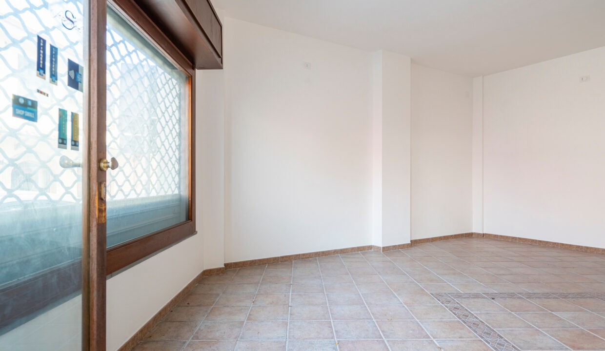 reunion-immobiliare-locale-commerciale-capoterra-1