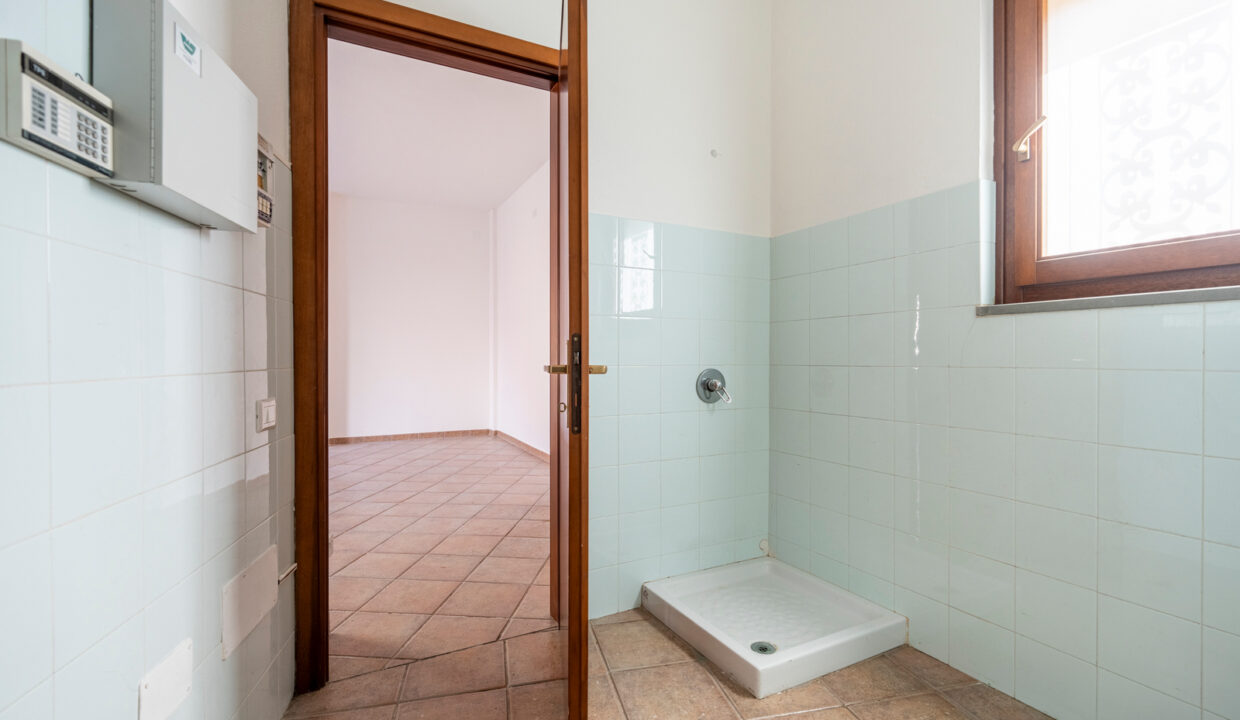 reunion-immobiliare-locale-commerciale-capoterra-16