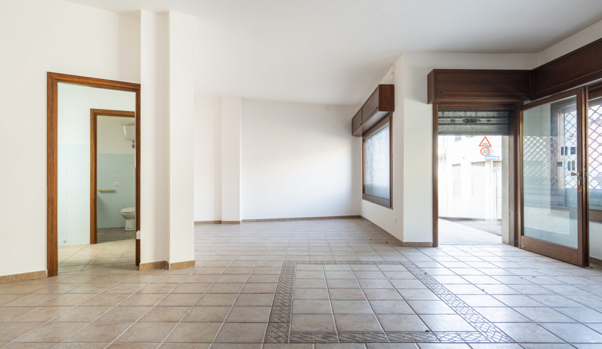 reunion-immobiliare-locale-commerciale-capoterra-3