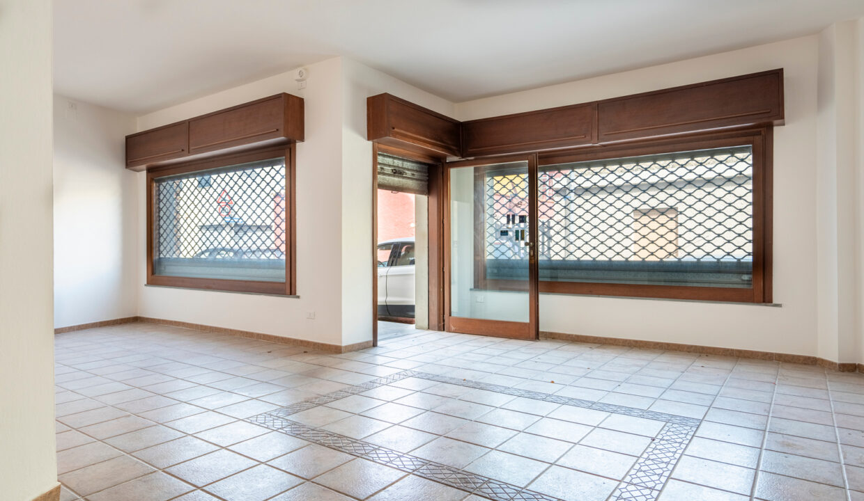 reunion-immobiliare-locale-commerciale-capoterra-4