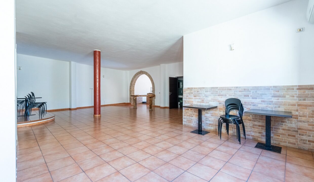 locale-commerciale-via-amendola-capoterra-11
