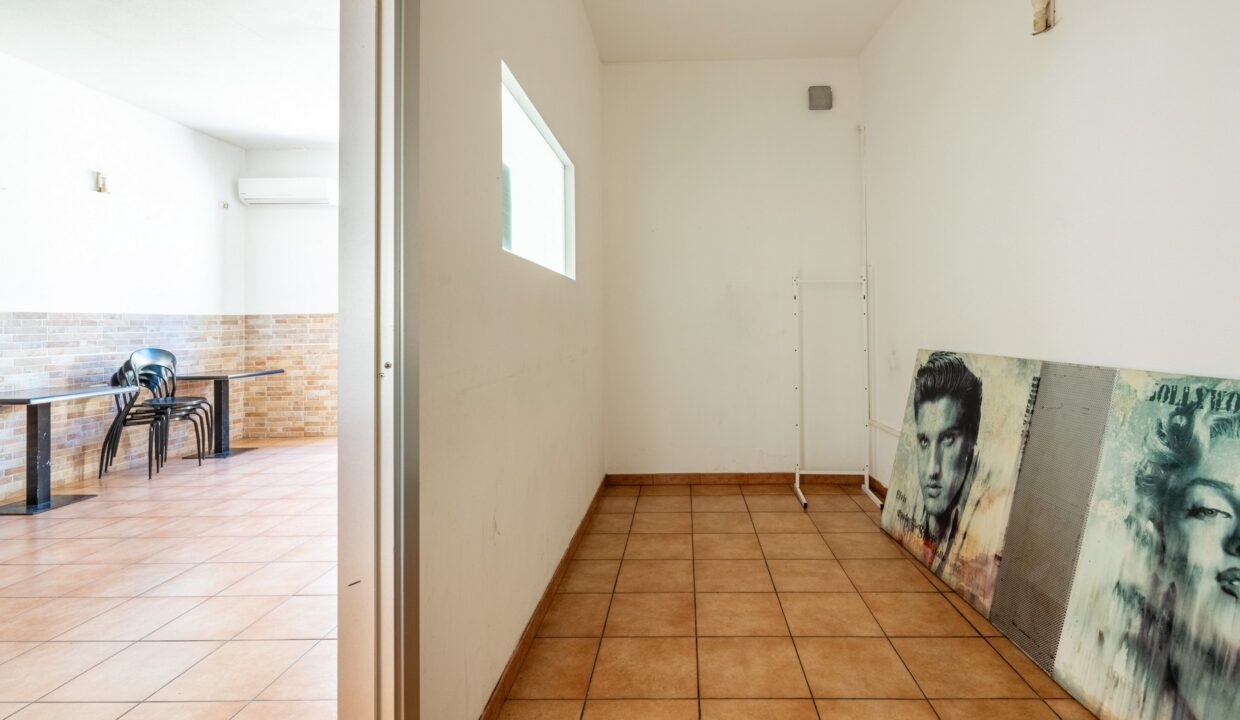 locale-commerciale-via-amendola-capoterra-14