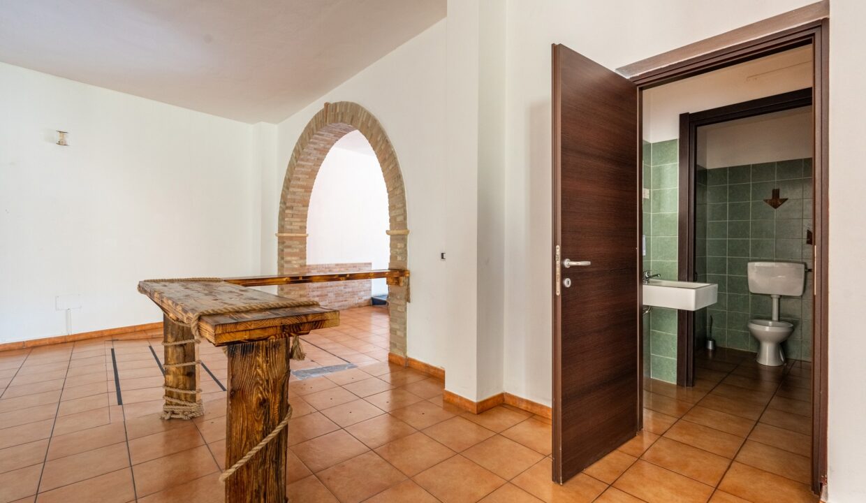 locale-commerciale-via-amendola-capoterra-16