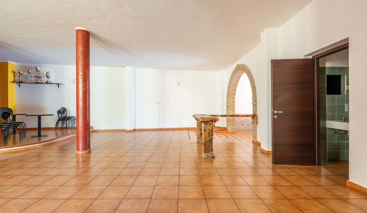 locale-commerciale-via-amendola-capoterra-22