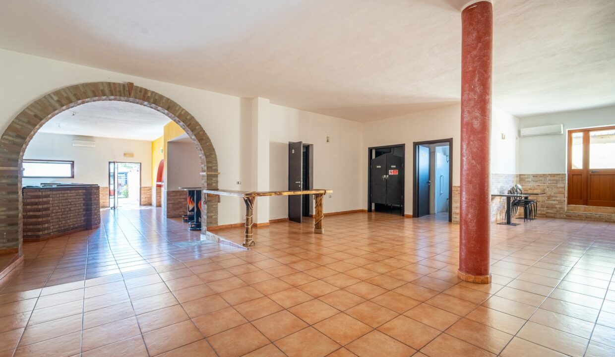 locale-commerciale-via-amendola-capoterra-24