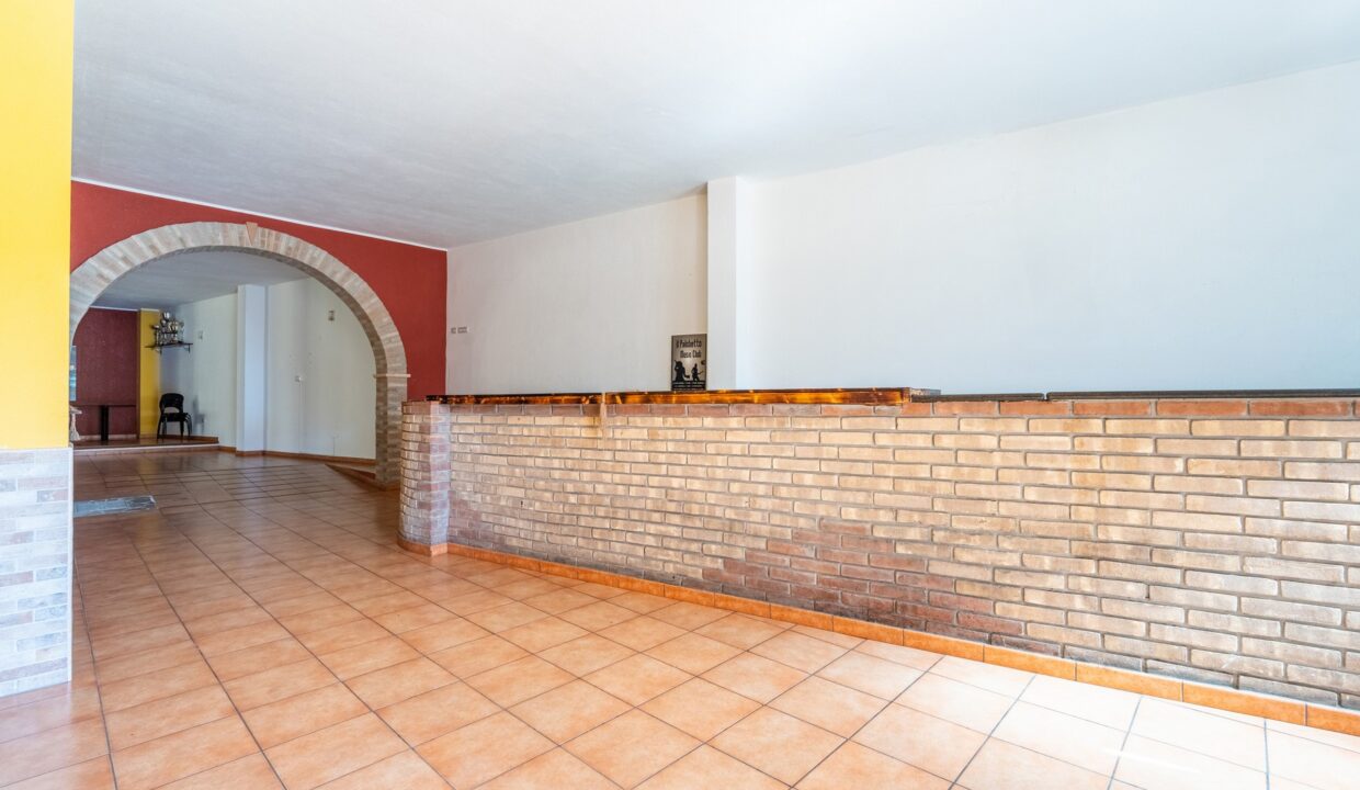 locale-commerciale-via-amendola-capoterra-26