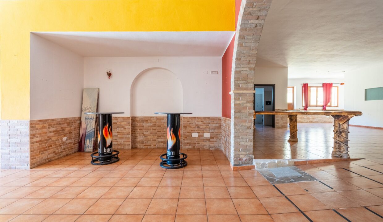 locale-commerciale-via-amendola-capoterra-28