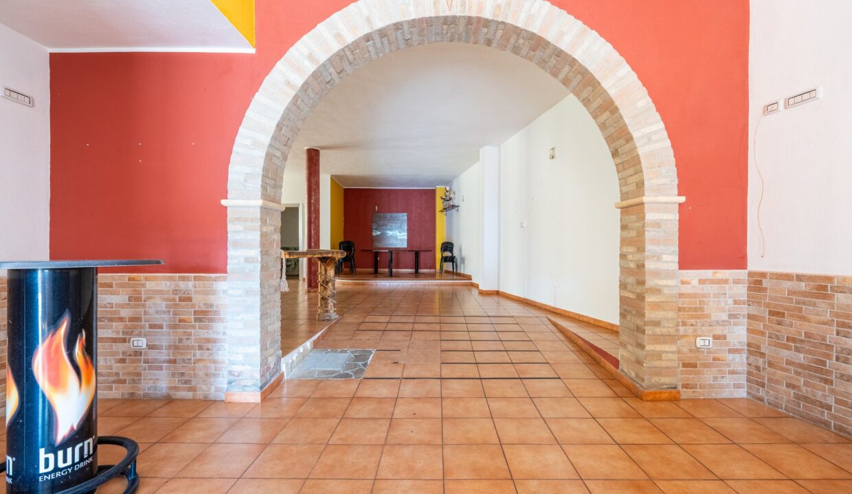 locale-commerciale-via-amendola-capoterra-31