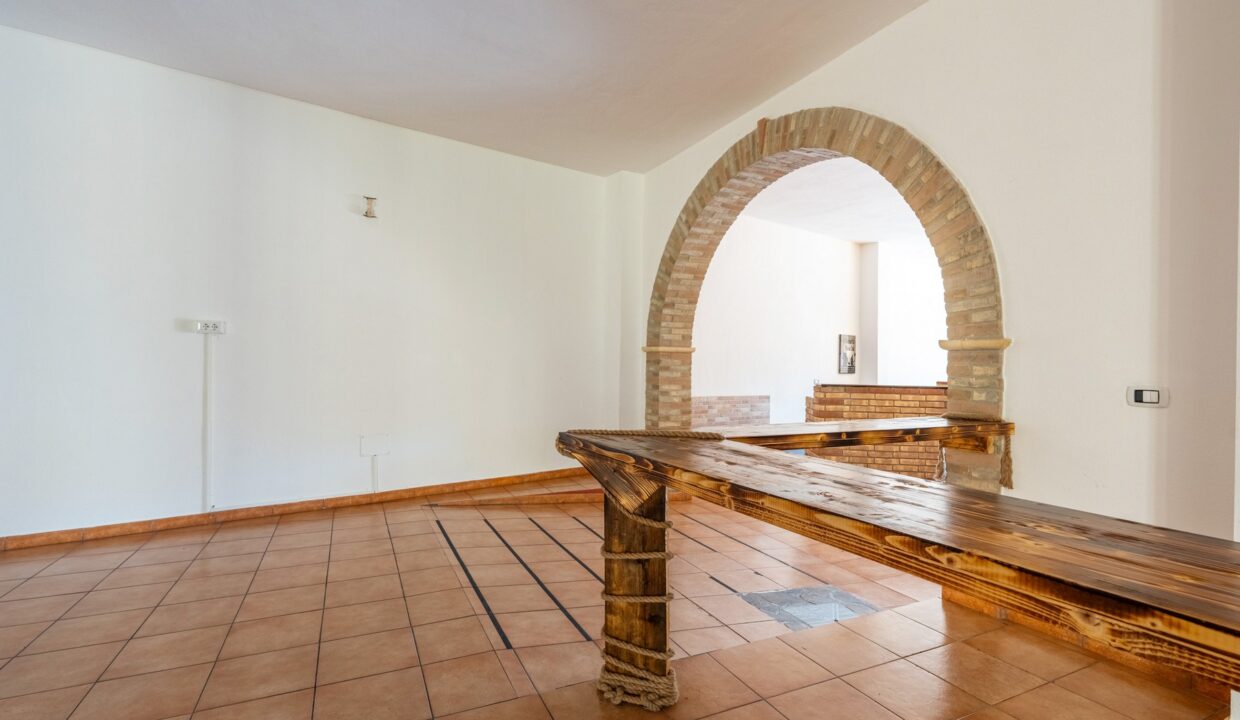 locale-commerciale-via-amendola-capoterra-33