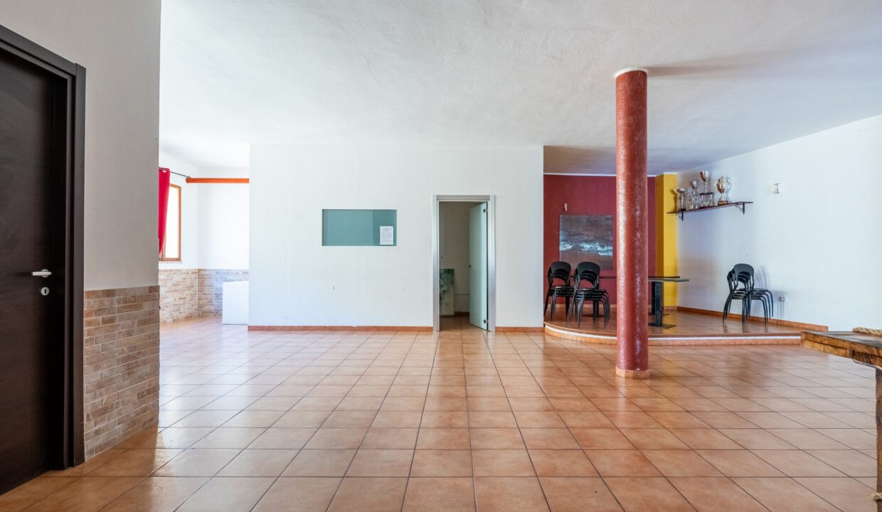 locale-commerciale-via-amendola-capoterra-6